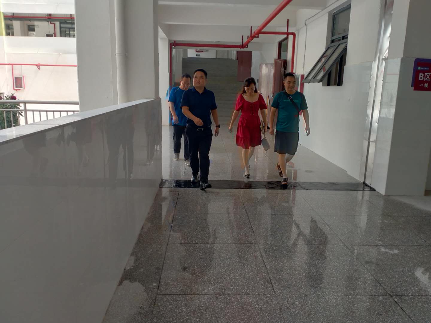 福泉市人民政府王橋順副市長到堡子小學調(diào)研項目工程建設(shè)掃尾工作